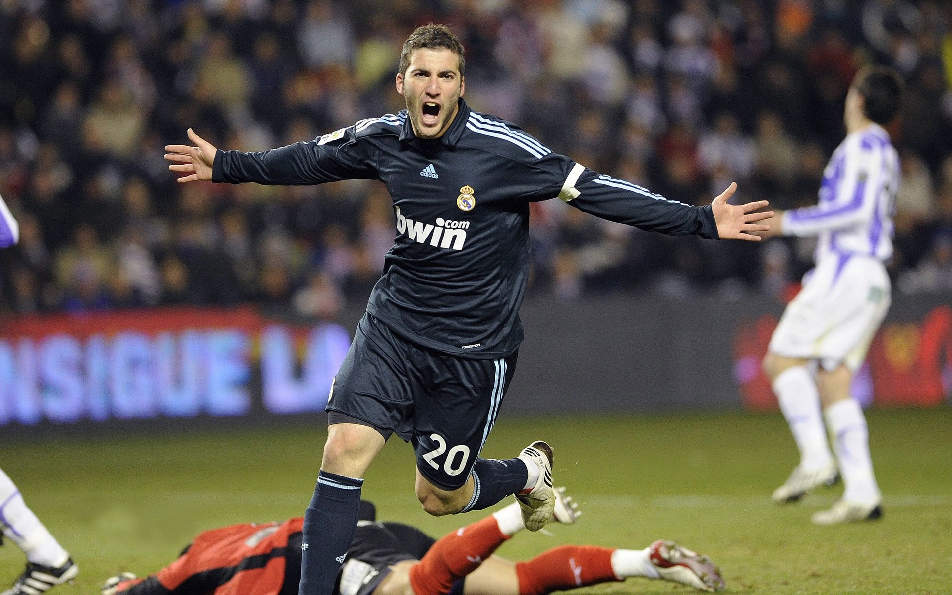 世界杯裁判金哨获得欧足联邀请 下季将执法欧冠关键战役