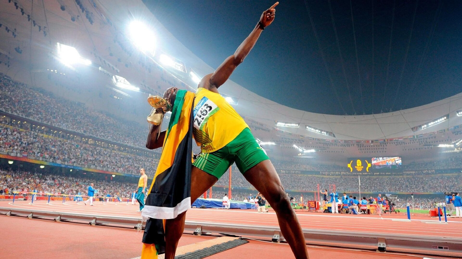 大漠星空超长距离跑 夜跑者依靠星光与头灯前行