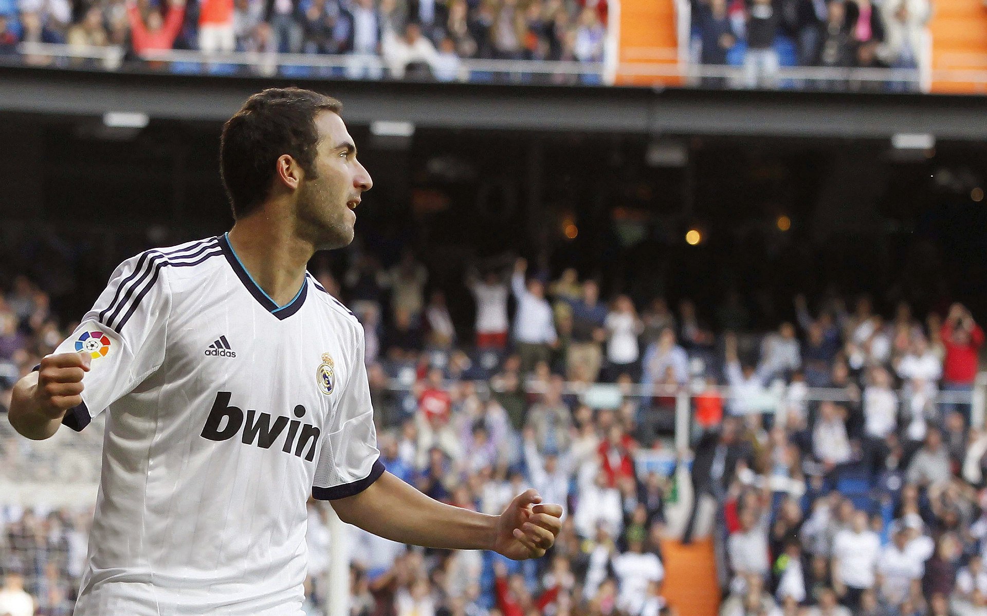 羽毛球赛场对决愈发激烈